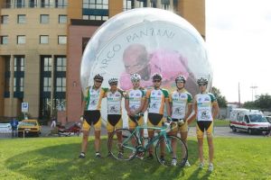 squadra Santerno Fabbi 2013 davanti a biglia Pantani (Mercatone Uno)